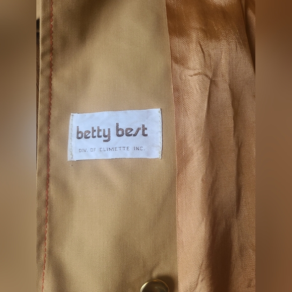 Elegant Beige Trench Coat with Red Highlights - Picture 8 of 10